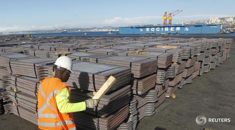 A port worker checks a shipment of copper that is to be exported to Asia, in Valparaiso port, northwest of Santiago, Chile. Photography: Rodrigo Garrido